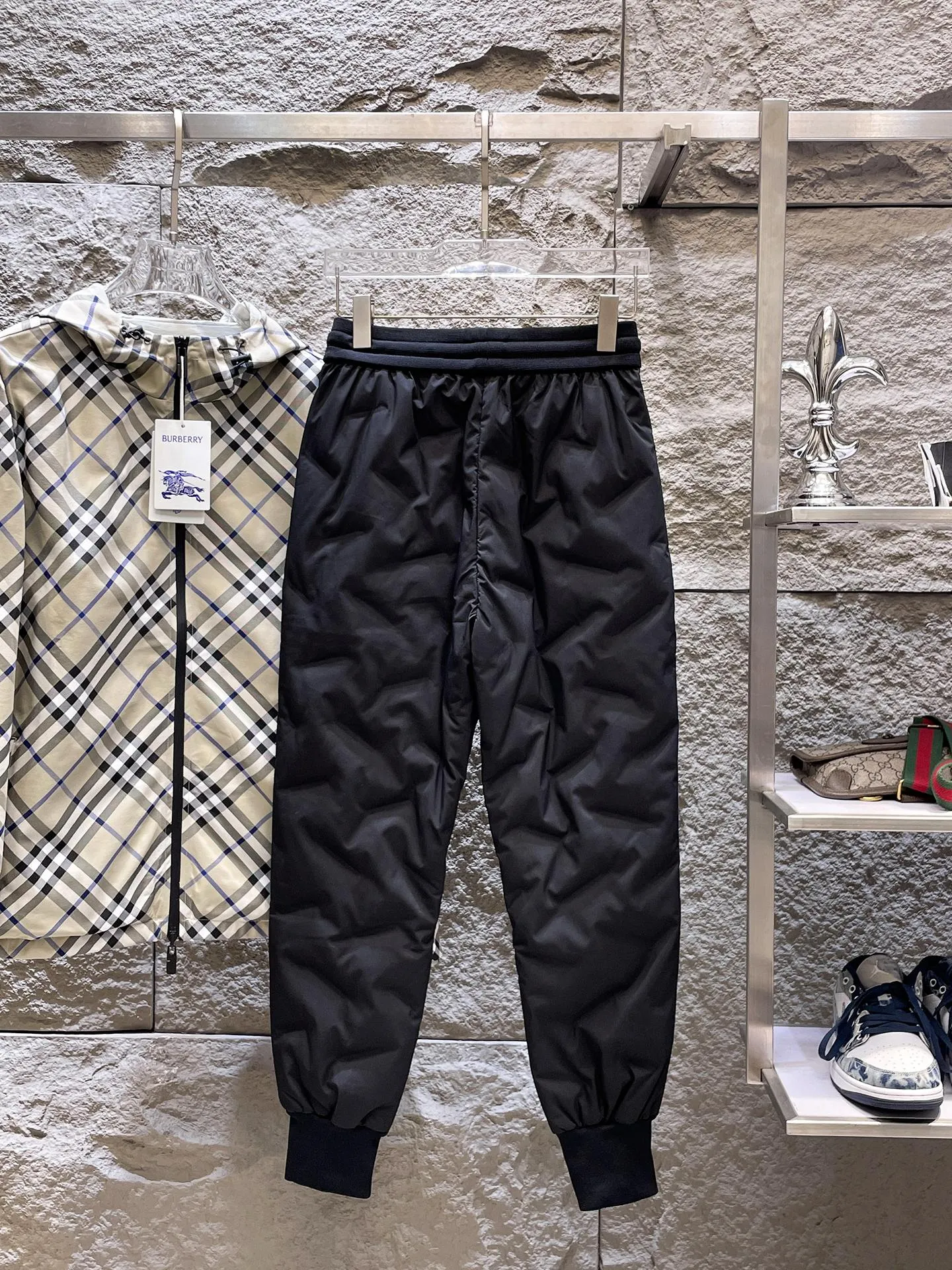 P490 Big Goose🇨🇦 🌹25 new autumn and winter thickened warm down pants are here🔥A must-have outdoor windproof, lockable and warm in winter. Made of professional-grade outdoor windproof, waterproof and breathable fabric. Lining is 90% white duck down filling. Lightweight design. Lightweight and warm. Seamless gluing process on the inside. Uses light and gall-free anti-drilling fabric to effectively prevent velvet running. Original hardware accessories. Classic logo matching. Simple and versatile, the upper body is stylish and not bloated. The style is the same for men and women! Size: M-3XL.